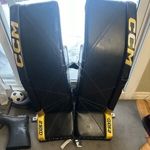 CCM AXIS 2 goalie pads